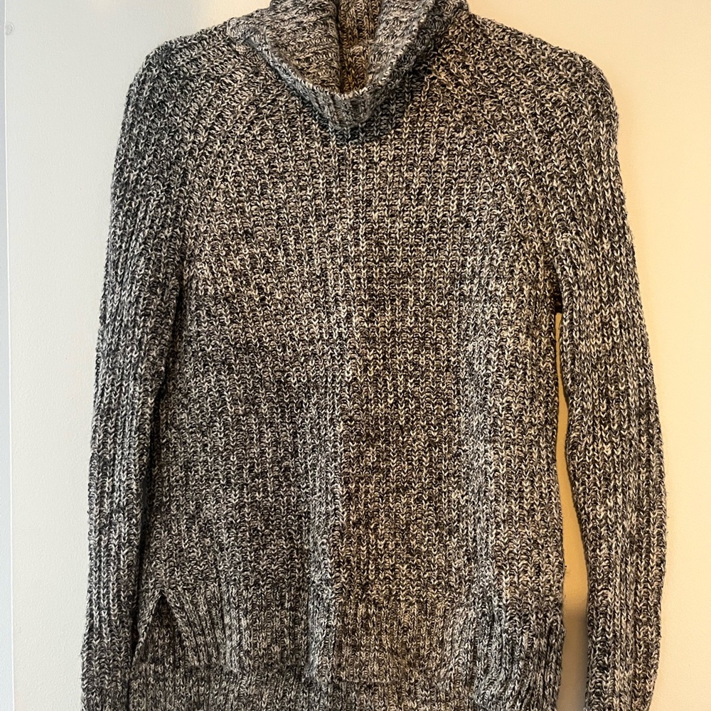 Old Navy Black and White Knit Sweater